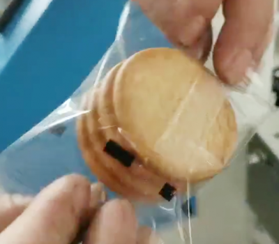 全自動包裝機包裝餅干作業現場